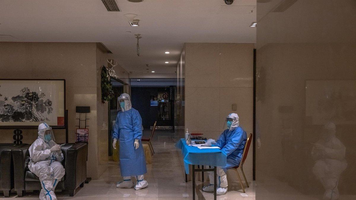 Trabajadores de la salud con equipo protector esperan en un hotel, dentro de la 'burbuja' de los Juegos Olímpicos Covid-19, en Pekín, China, la ciudad anfitriona de los Juegos Olímpicos de Invierno de 2022, tras detectar su primer caso transmitido localmente de la variante Omicron COVID-19 .