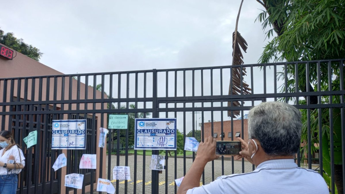Los sellos de clausura del Municipio de Guayaquil en la puerta de ingreso del colegio Balandra.