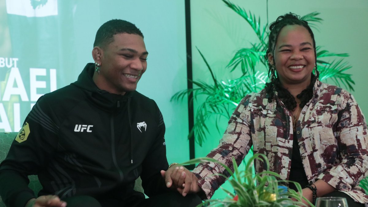 Michael Morales y su madre durante la rueda de prensa.