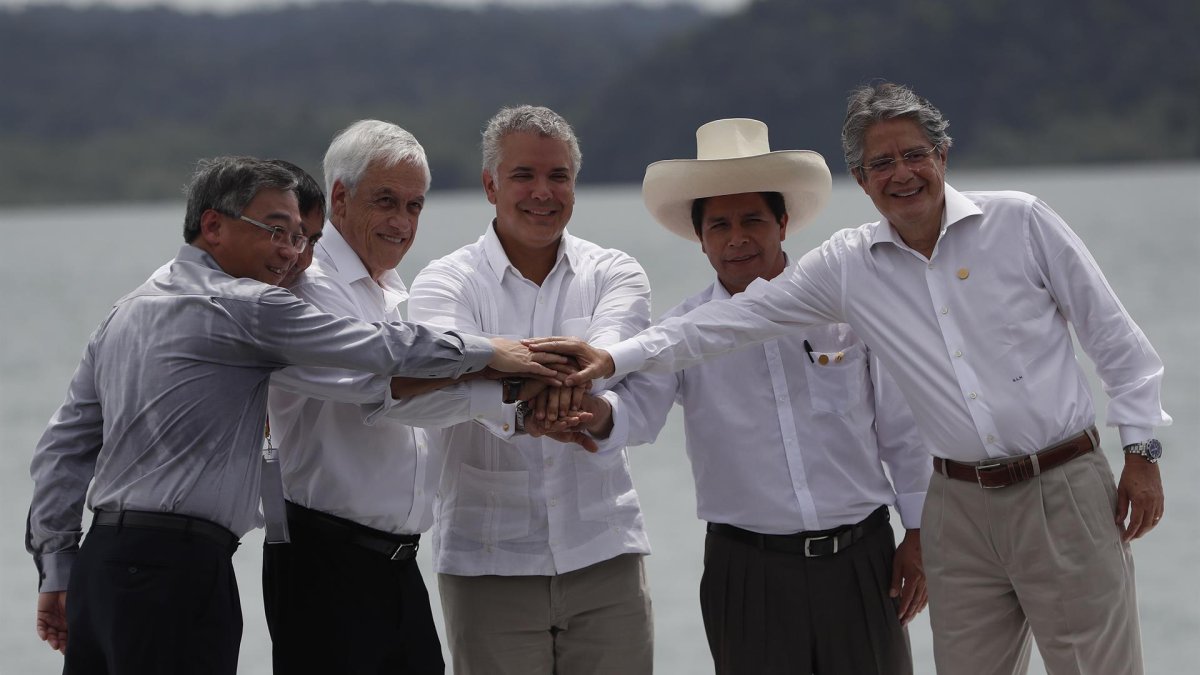 l ministro de Comercio e Industria de Singapur, Gan Kim Yong (i), el secretario de hacienda de México, Rogelio Ramirez (2-i), El presidente de Chile, Sebastián Piñera (3-i), el presidente de Colombia, Iván Duque (3-d), el presidente de Perú, Pedro Castillo (2-d), y el presidente de Ecuador, Guillermo Lasso (d) posan para una fotografía durante la instalación de la XVI Cumbre Alianza del Pacífico.