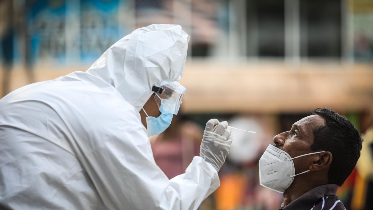 Un hombre con síntomas de covid-19 acude a realizarse una prueba en el balneario de Acapulco estado de Guerrero. México, el 21 de enero de 2022.