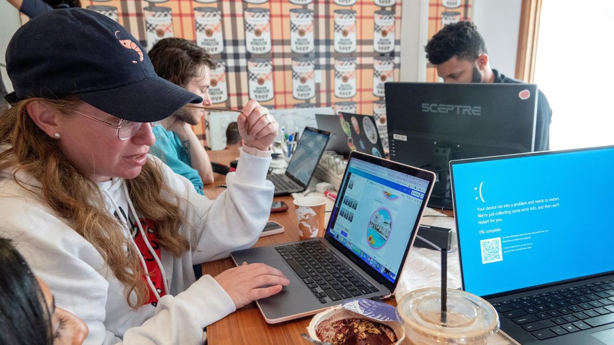 Traci Levine (I), miembro de la comunidad Hack, trabaja en su proyecto durante la Miami Hack Week 2022 en Florida (EE.UU.).