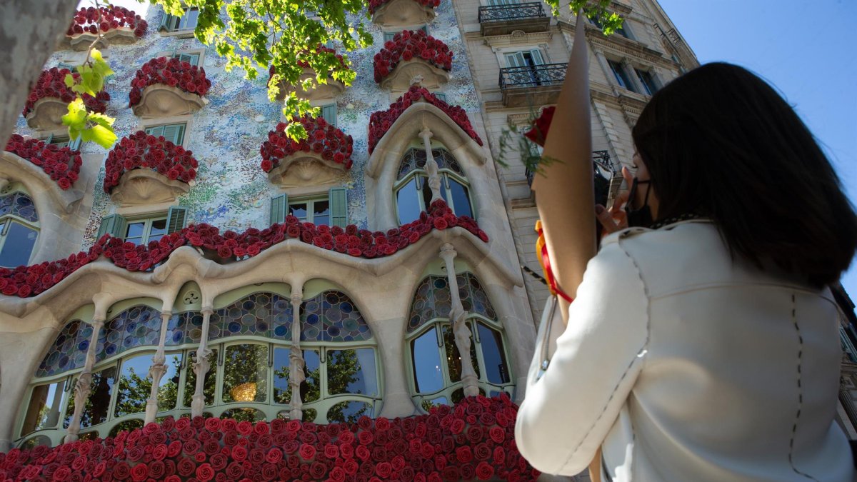Vista de la fachada de la modernista Casa Batllò decorada con rosas.
