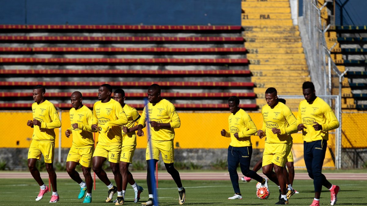 Los jugadores de la selección de fútbol de Ecuador participan en un entrenamiento en el estadio Olímpico Atahualpa, en Quito (Ecuador).