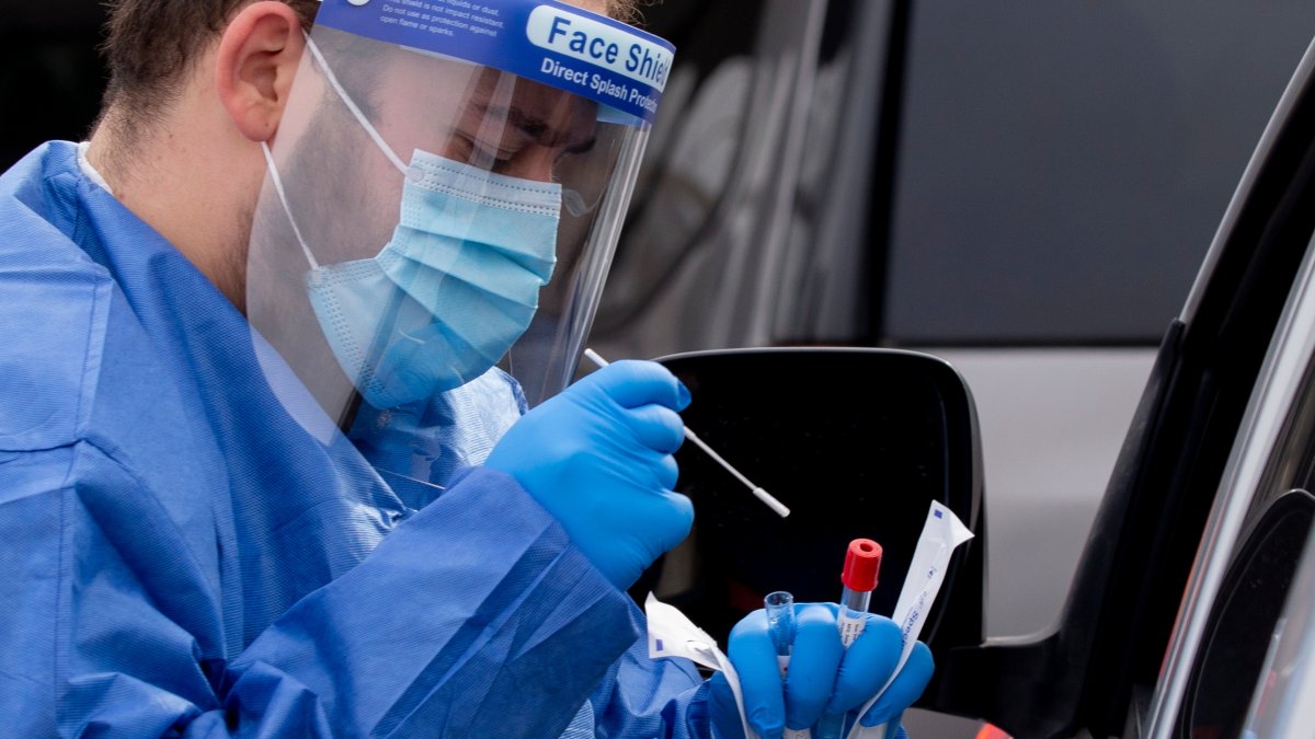 América, la región del mundo con mayor número de fallecidos por covid-19, con cerca de 2,5 millones, sumó además 18.000 nuevos decesos vinculados a la enfermedad, un 37 % más en la misma comparación.