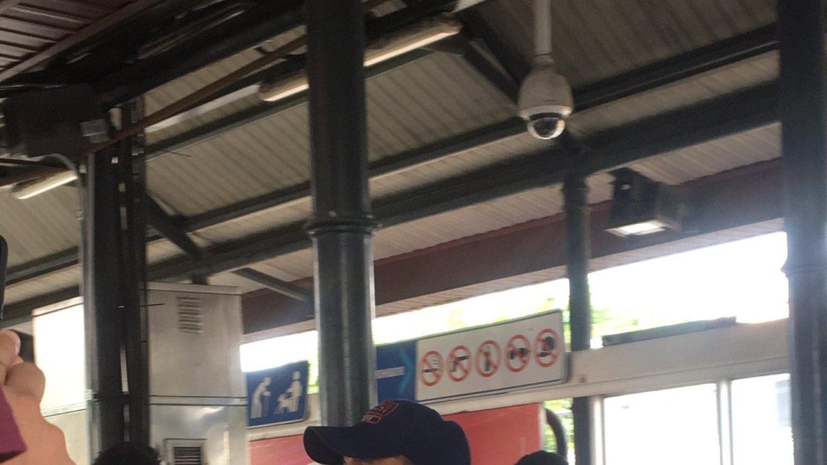 En el video, grabado por Emily, el guardia asegura que sus palabras no han sido incorrectas