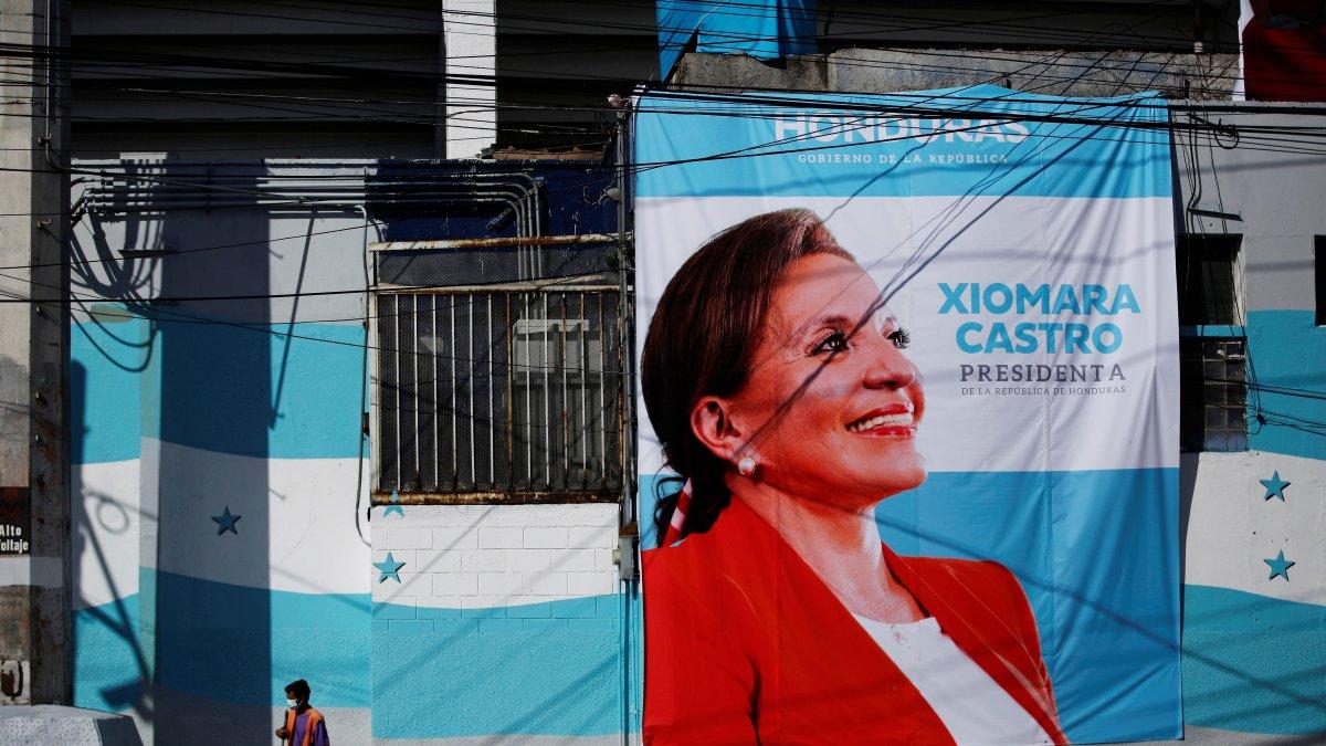 Un hombre limpia los alrededores del Estadio Nacional Tiburcio Carías Andino, donde se realizará este jueves la ceremonia de investidura de la izquierdista Xiomara Castro como presidenta de Honduras.