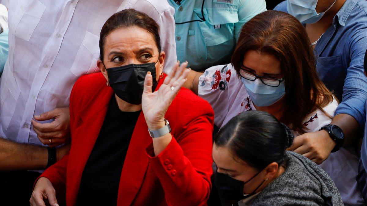 La presidenta electa de Honduras Xiomara Castro (i) saluda a su llegada a la sede del Congreso Nacional , en Tegucigalpa. Gustavo Amador / EFE