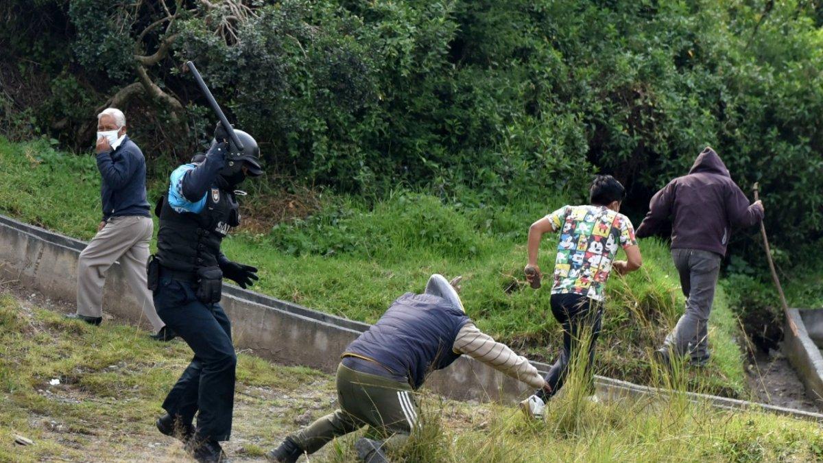 El martes comuneros fueron agredidos por policías y metropolitanos.