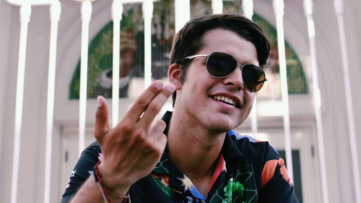 Alexis tiene 23 años.