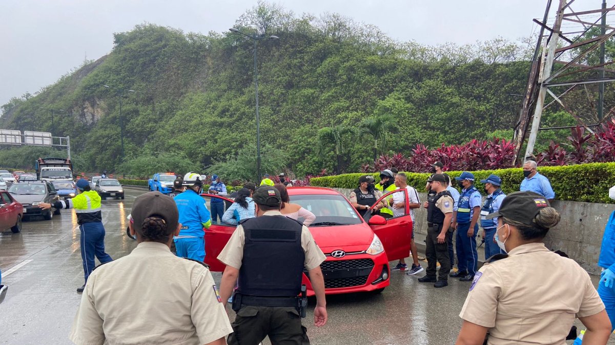 La Policía rodea la escena del doble asesinato dentro de este vehículo, en la zona del túnel San Eduardo.