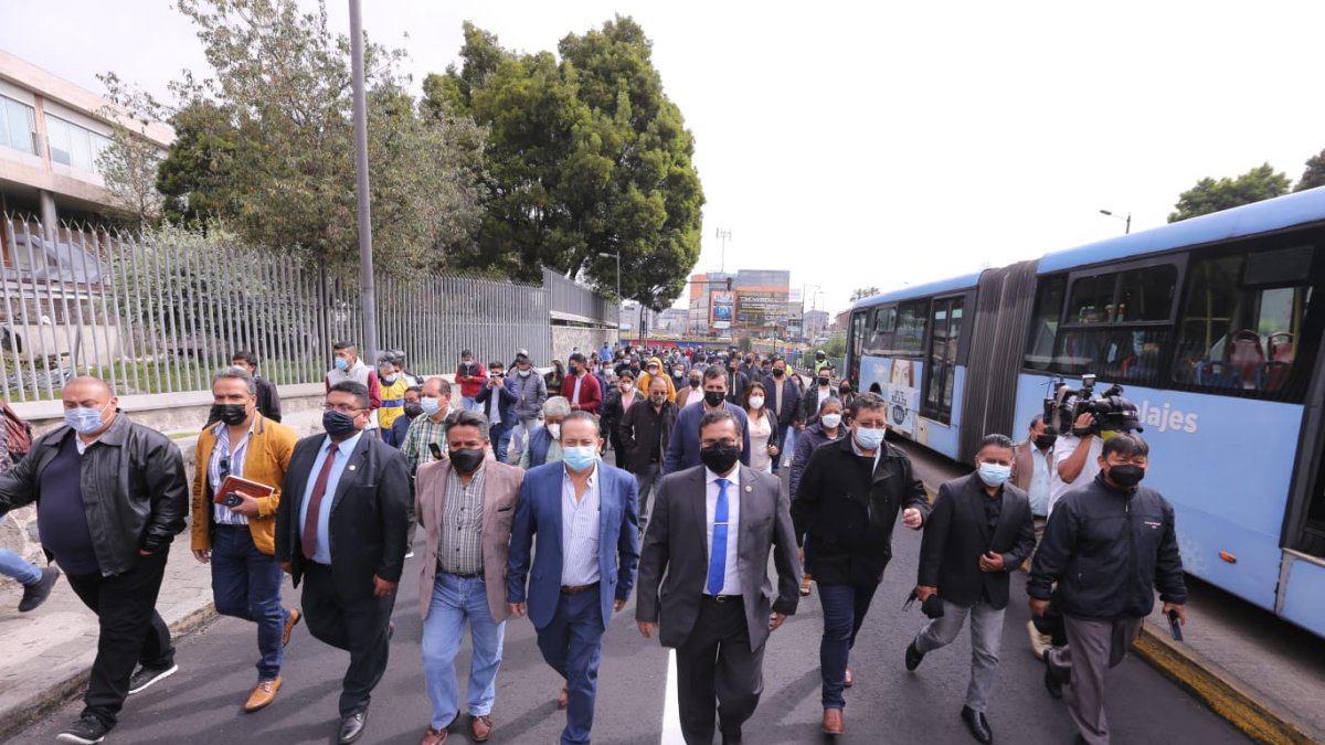 Los conductores profesionales se movilizaron primero a la Asamblea Nacional y luego acudieron a la Prefectura.