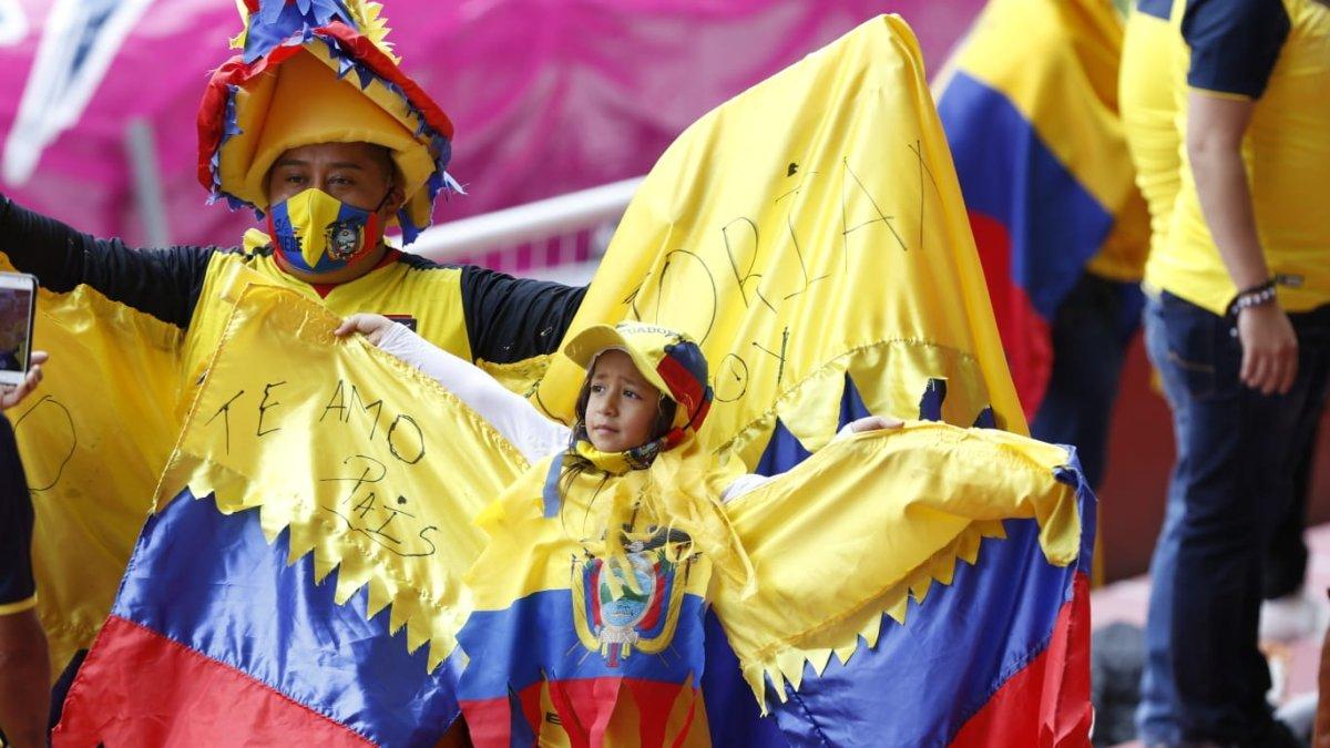Los hinchas ya se encuentran dentro del estadio.