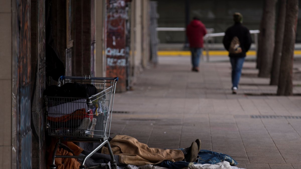 Un hombre sin techo es visto en la calle, en Santiago de Chile, en una fotografía de archivo.