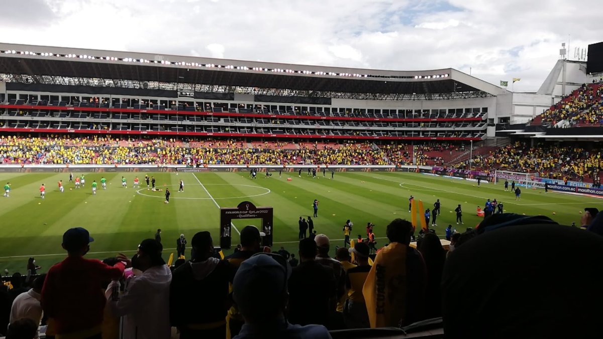 Las dos selecciones salieron al mismo tiempo para realizar el calentamiento en el estadio Rodrigo Paz.