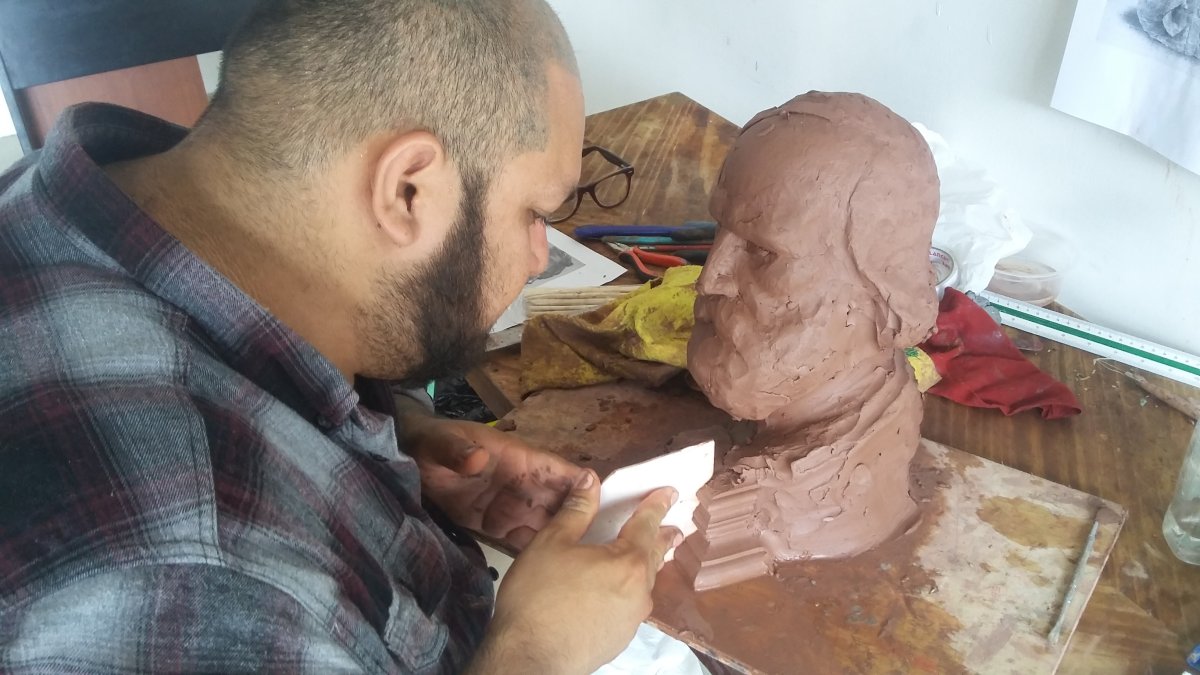 Miguel Ángel Mera se dedica a la necro-escultura desde el 2015.