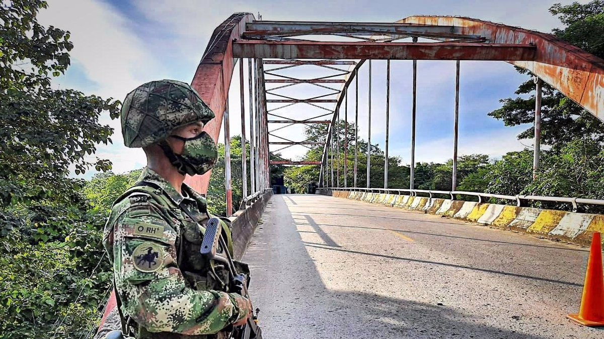Un soldado monta guardia junto a un puente ubicadoen el municipio de Aguachica,