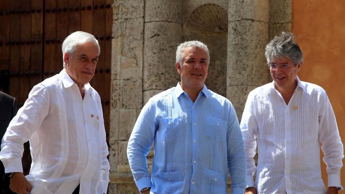 De izquierda a derecha, el presidente de Chile, Sebastián Piñera; el presidente de Colombia, Iván Duque, y el presidente de Ecuador, Guillermo Lasso, posan tras la instalación de la reunión de Prosur.