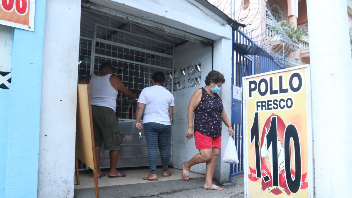 Negocio. Uno de los locales donde venden pollos en el sur de Guayaquil.
