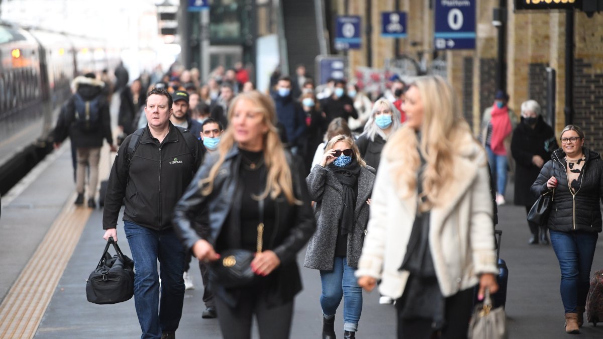 Pasajeros en la estación de trenes King Cross, de Londres, Gran Bretaña, este 27 de enero, cuando el Reino Unido puso fin a las restricciones relacionadas con la pandemia de COVID-19.
