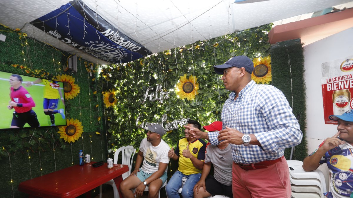 Marlon Ayoví, mundialista en Corea 2002 y Alemania 2006, sufriendo en el partido de ayer ante Brasil, justo en el momento que la selección se quedaba con 10 jugadores.