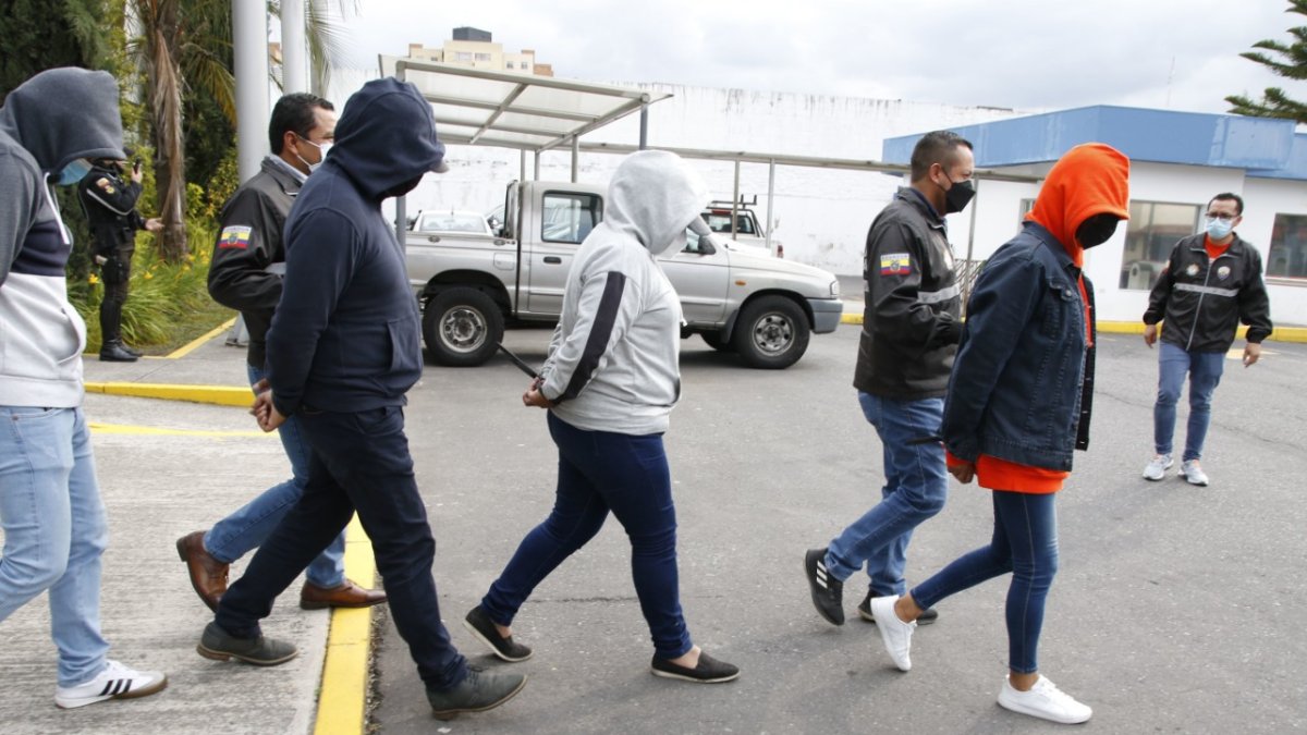 Procedimiento. Los sospechosos fueron llevados a la Policía Judicial, en el norte de Quito. La investigación empezó a inicios de este año, informaron las autoridades.