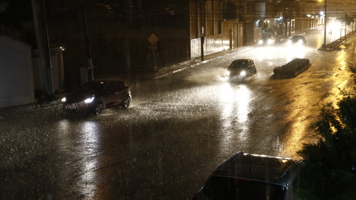 Referencial. La lluvia ha persistido por al menos 14 horas en ciertos sectores.