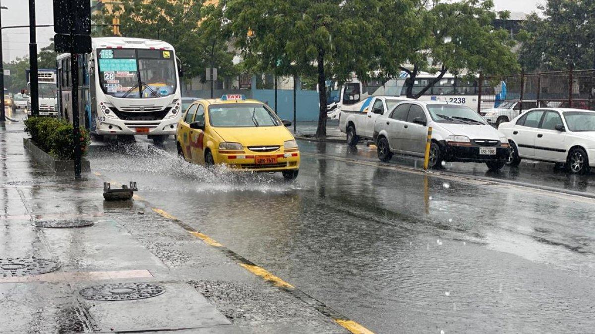 La avenida 25 de julio, una de las principales arterias de la ciudad se encuentra llena de agua.