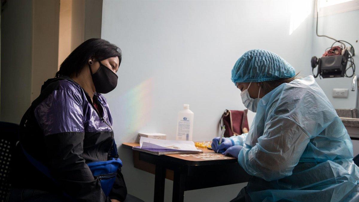 Una enfermera toma los datos de una mujer para realizare una prueba para detectar COVID-19, el 24 de enero de 2022, en Caracas (Venezuela).