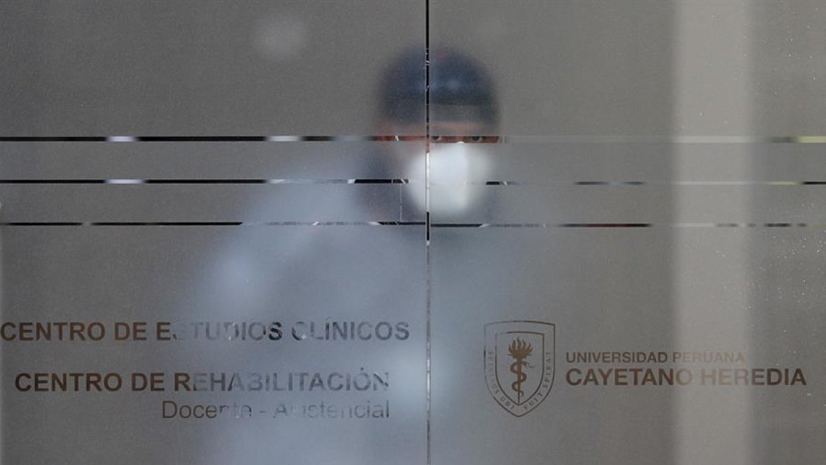 Fotografía de archivo en la que se registró a un médico del Centro de Estudios Clínicos de la Universidad Cayetano Heredia, durante la actual pandemia, en Lima (Perú)