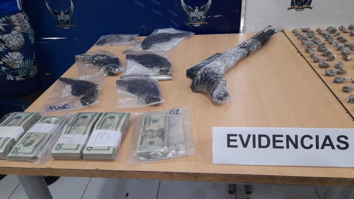Armas y dinero incautados a los sospechosos de tráfico de drogas en Durán.