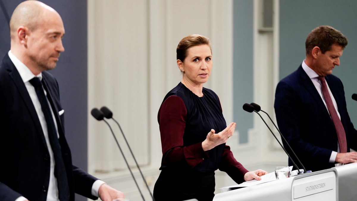 La primera ministra danesa, Mette Frederiksen durante una rueda de prensa sobre la situación del coronavirus en Copenhagen, el 26 de enero de 2022