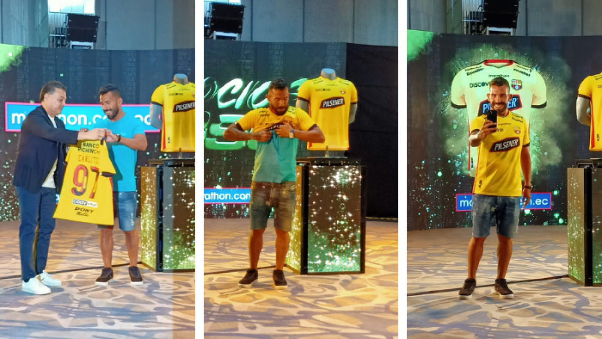 Carlos Tévez, invitado de la Noche Amarilla, recibió la camiseta de Barcelona 2022.