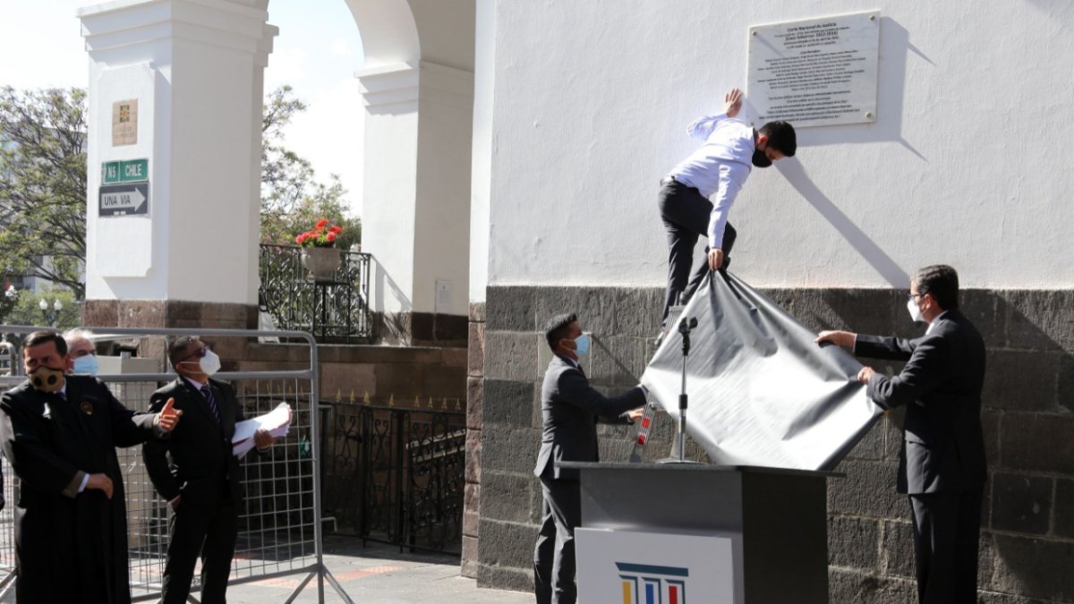 Reparación. A finales de 2020 se colocó la placa afuera de Carondelet.