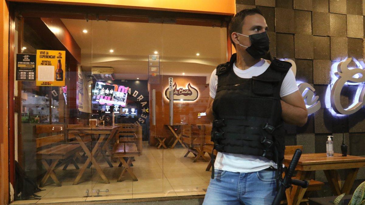 La escasez de clientes por la delincuencia se hace más notoria en restaurantes, donde existe personal encargado de alertar a la policía sobre cualquier acto irregular que comprometa la seguridad.