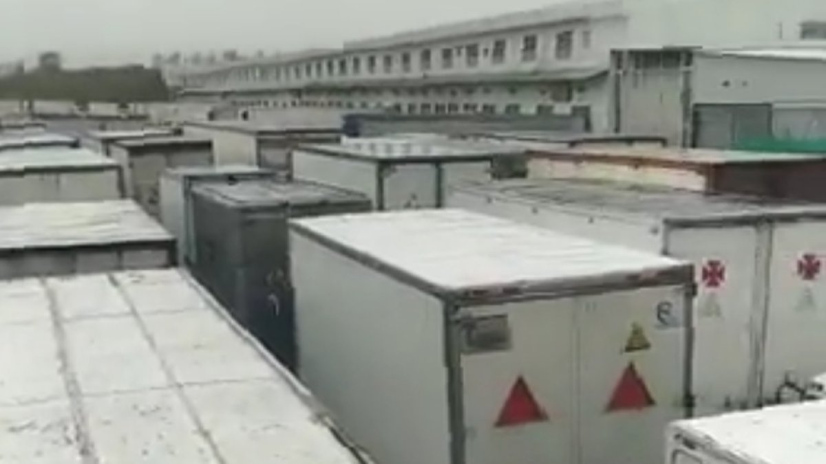 Estancados. Ayer, una larga fila de camiones esperaban en el aeropuerto.