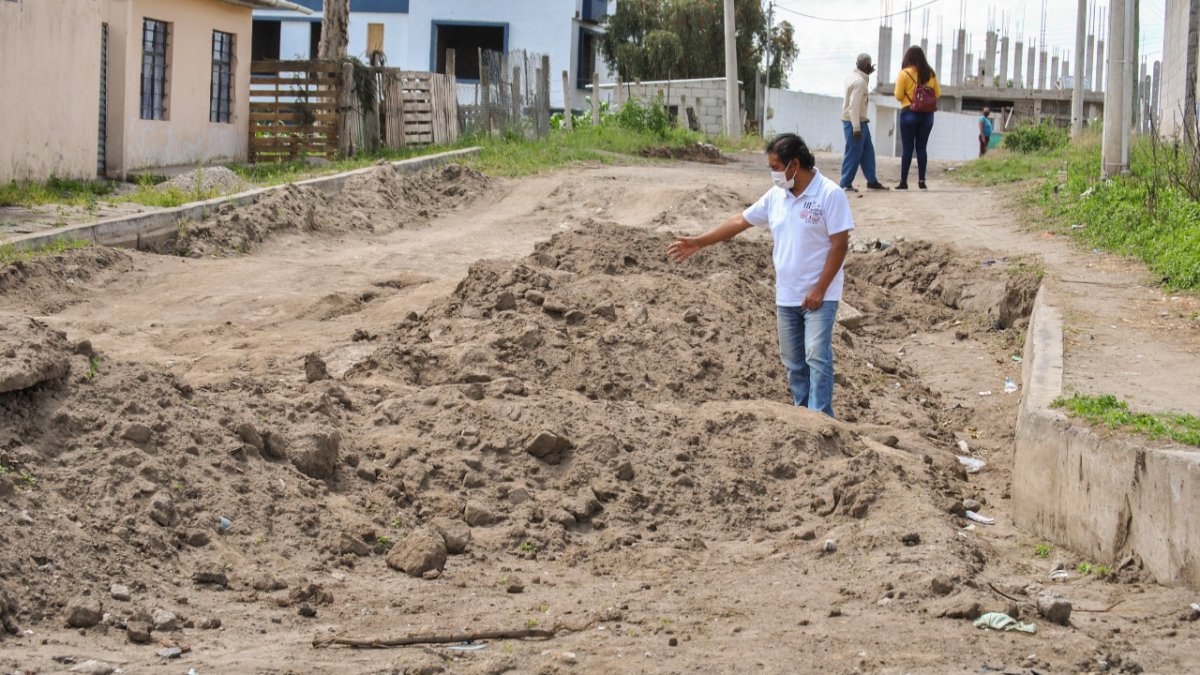 Situación. Los vecinos de la comuna de Llano Grande señalan el estado de las vías. Cuentan que cada dueño de casa debe pagar por adoquinar.