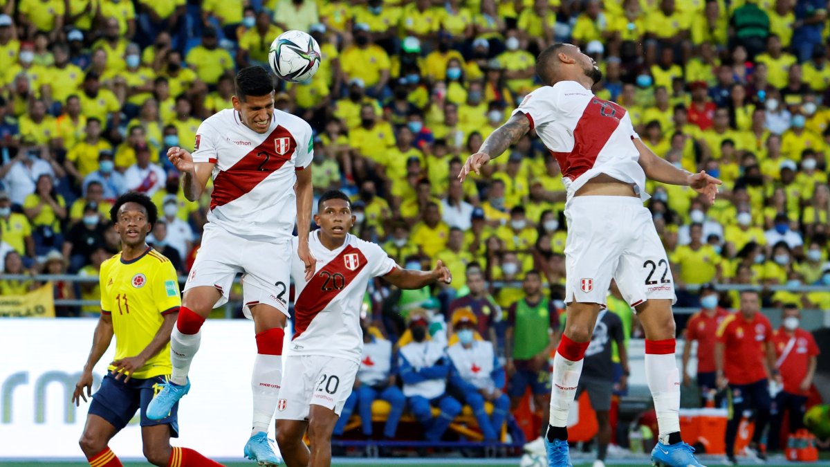 Luis Abram de Perú rechaza un balón, en un partido de las eliminatorias sudamericanas para el Mundial de Catar 2022 entre Colombia y Perú