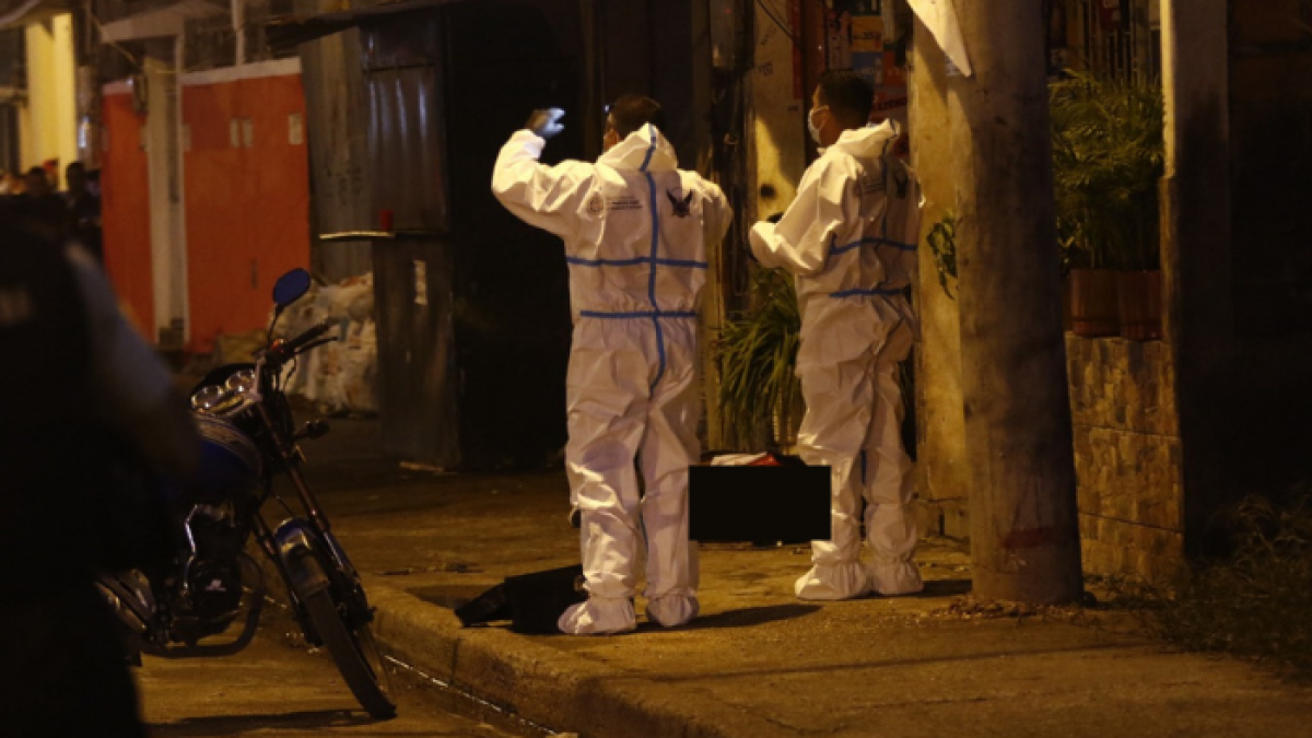 Agentes policiales llegaron al sector para recabar los indicios balísticos