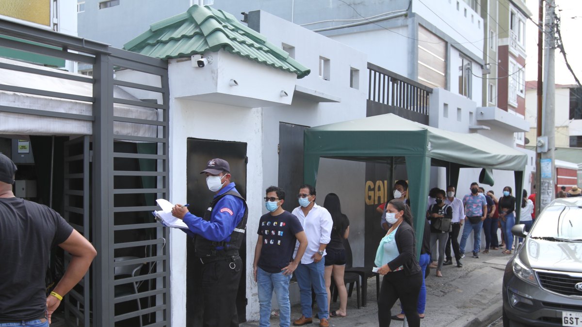 Personas acuden a realizar pruebas para saber si están contagiados o no.