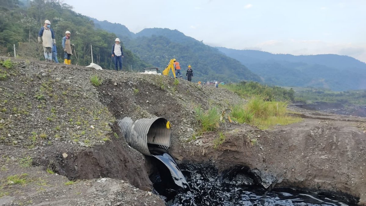 Reparación. La estatal petrolera Petroecuador, el ministerio de Ambiente y el ministerio de Energía ayudan de mitigación, aún se levanta información.