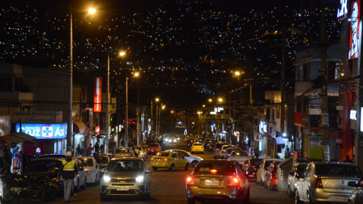 Desde las 18:00, pocos espacios para parqueo quedan en la avenida Michelena. Guardias privados brindan seguridad