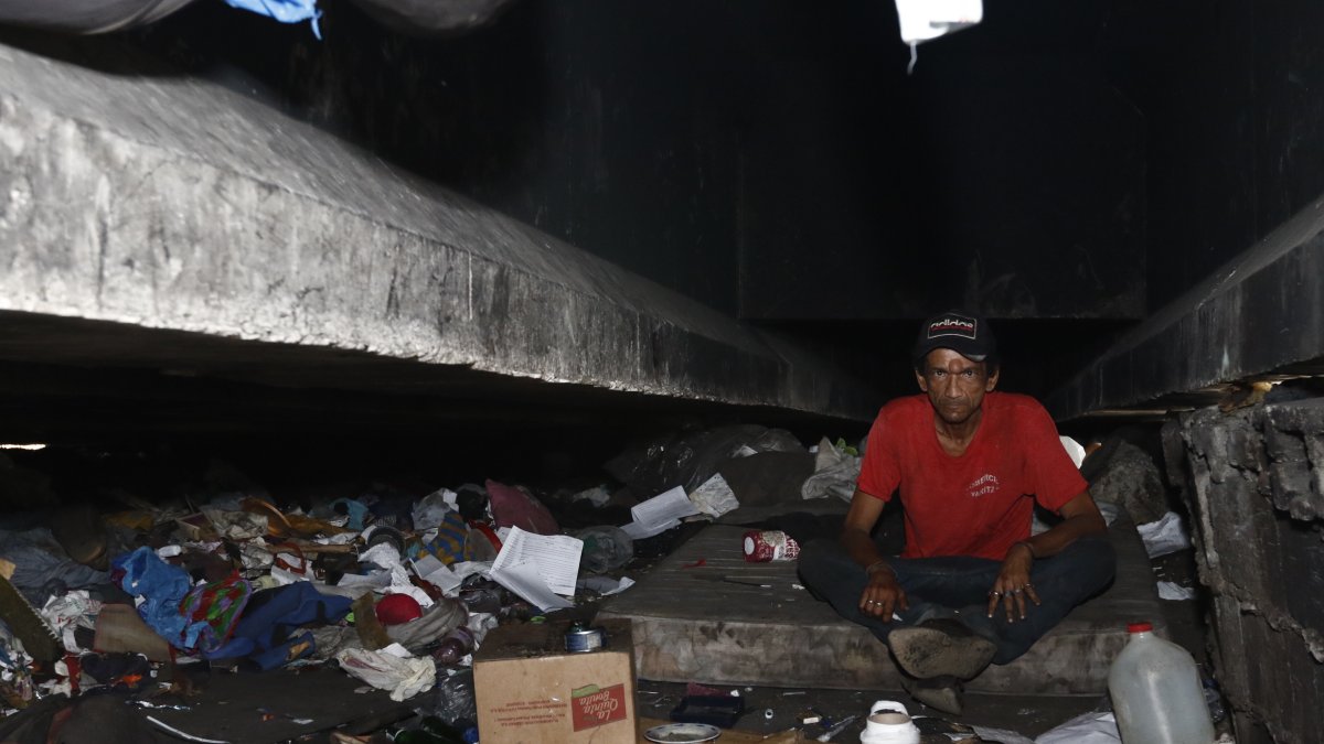 Algunos indigentes viven bajo los puentes