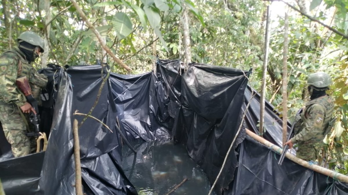 Piscina clandestina de derivados de hidrocarburos de tubería de EP Petroecuador.