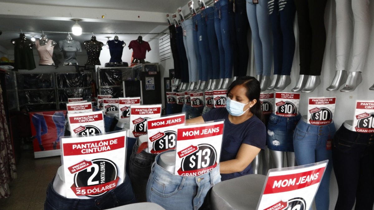 En Guayaquil la delincuencia y el avance de la pandemia son los enemigos de los comercios.