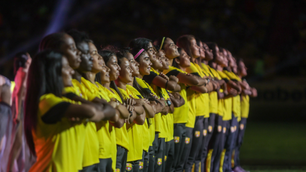El equipo femenino fue el primero en aparecer en la cancha del Monumental.