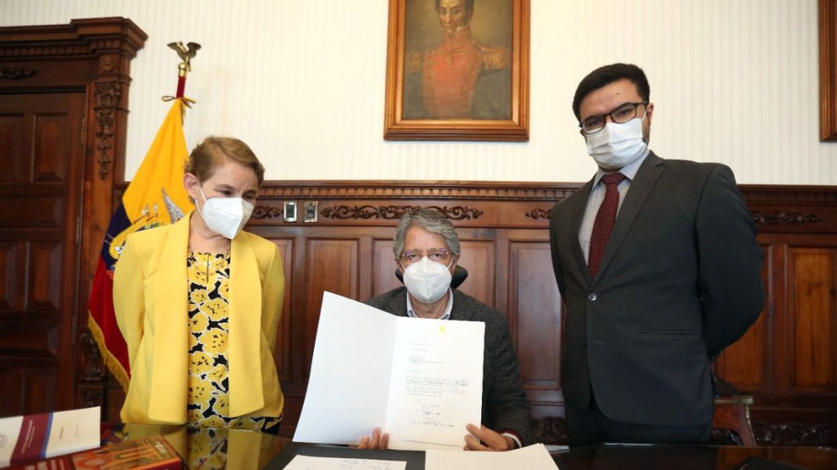 Proyecto. La ministra de Gobierno, Alexandra Vela, y el asesor jurídico de la Presidencia, Roberto Andrade, presentaron la ley junto a Guillermo Lasso.