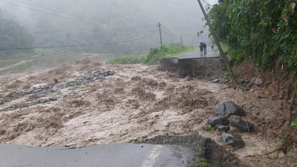 El panorama es devastador en la carretera del cantón La Maná.