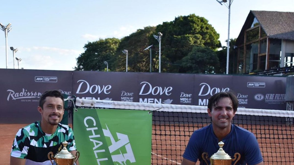 El tenista ecuatoriano (d), junto al colombiano Cristian Rodríguez, tras consagrarse en Santa Cruz, Bolivia.