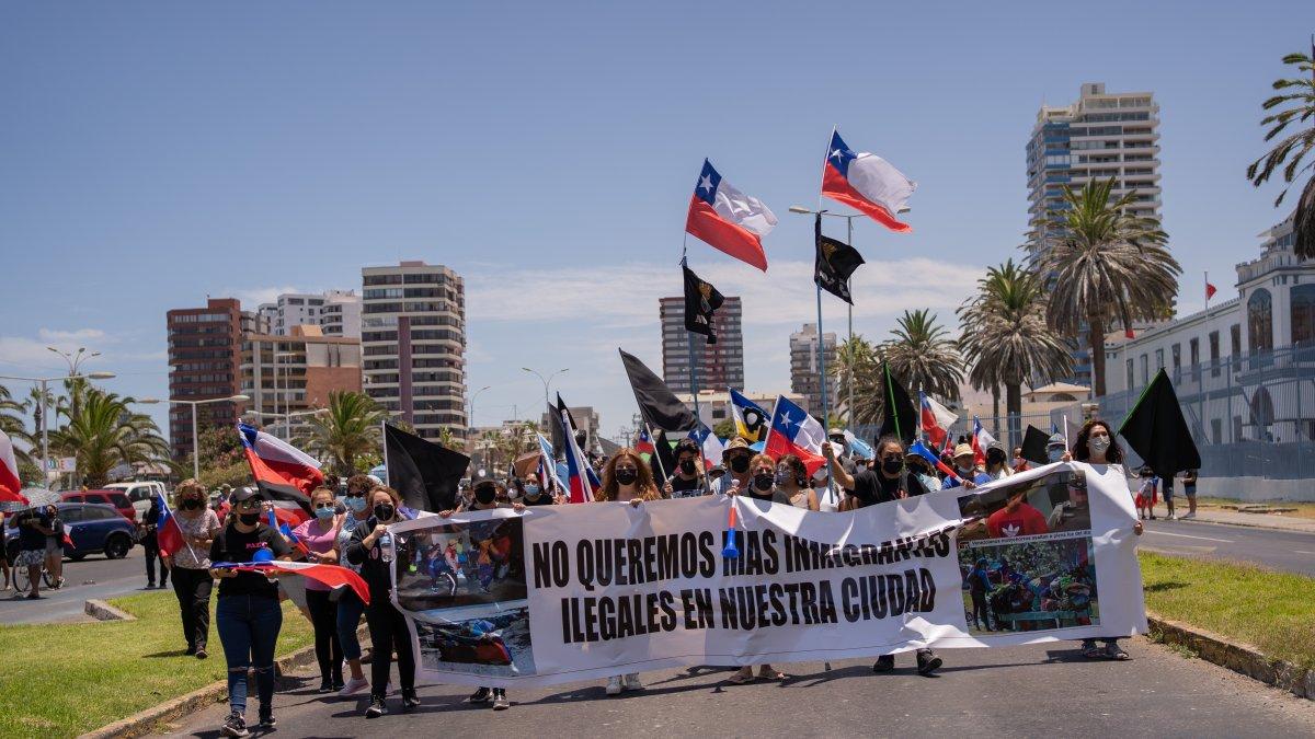 Cientos de personas marchan hoy contra la inmigración irregular y para pedir seguridad en la ciudad de Iquique